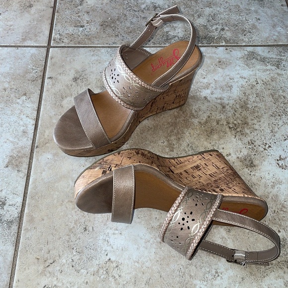 Stylish Beige Wedges by Unknown Brand - Picture 5 of 5